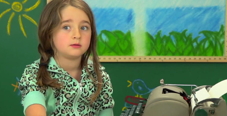 Des enfants confrontés à la machine à écrire