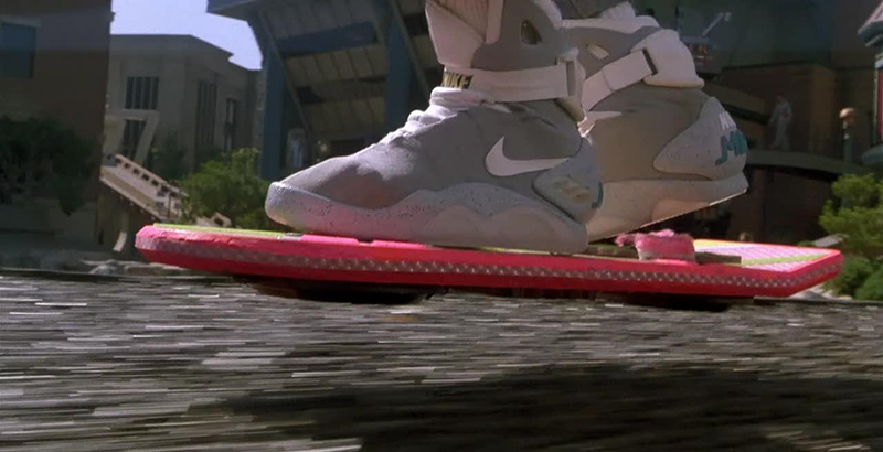 La fameuse scène avec le hoverboard au début du film (Image : Universal Pictures).