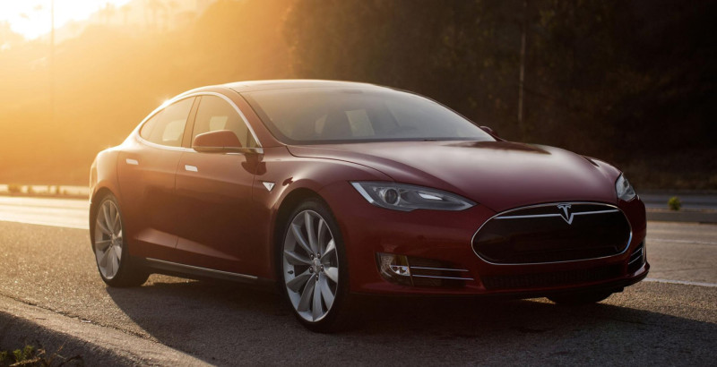 tesla dévoile la model s p85d, une voiture pourvue d'un pilote