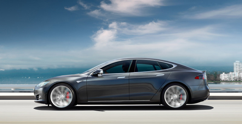 tesla ajoute le pilote automatique dans la model s via une maj