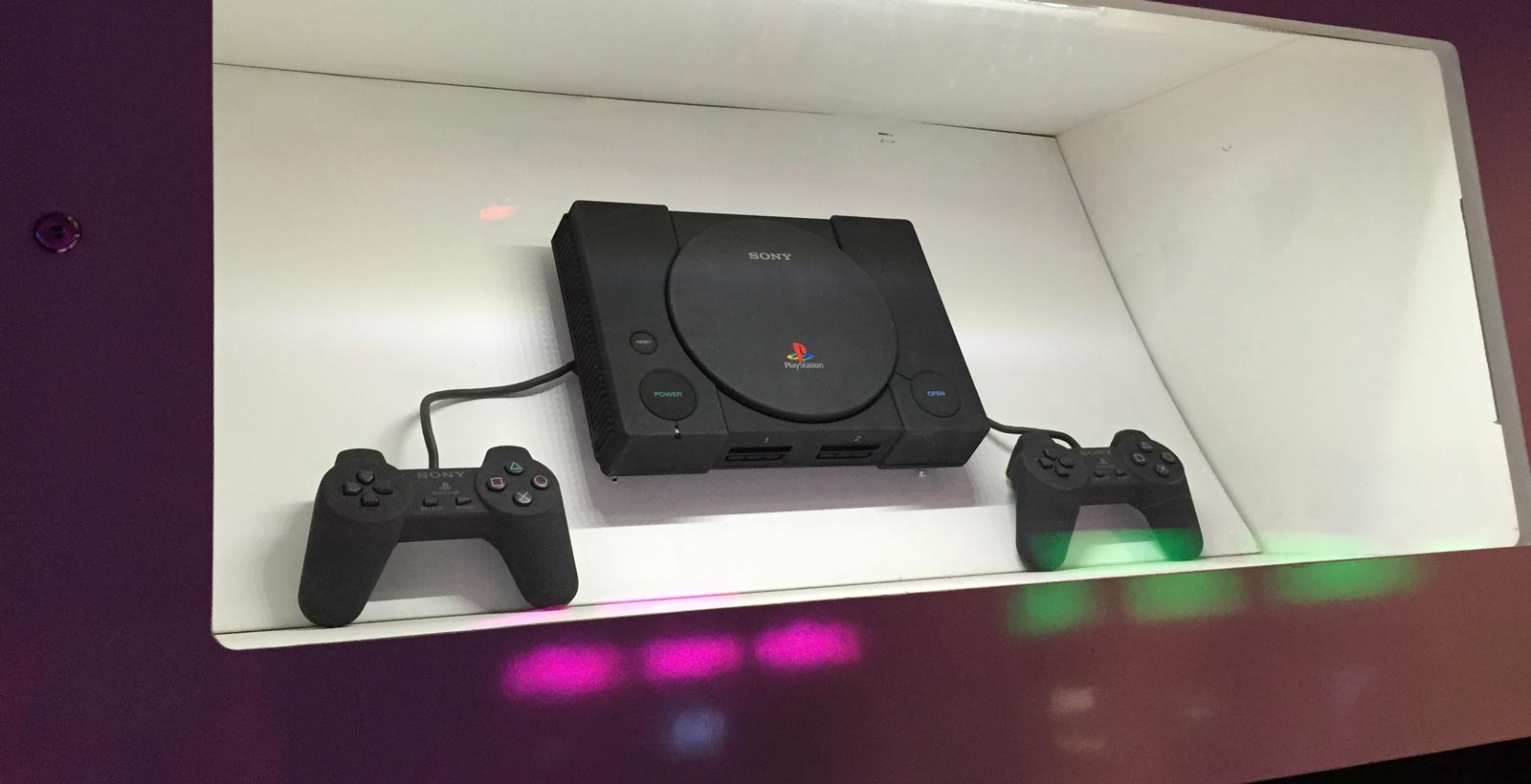 La Net Yaroze, une version noire de la PlayStation destinée aux développeurs amateurs, telle que présentée à Game On.