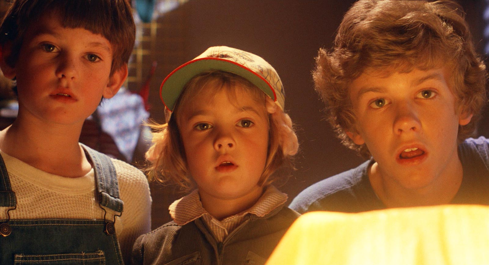 Elliott (Henry Thomas), Gertie (Drew Barrymore) et Michæl (Robert MacNaughton) dans E.T. The Extra-Terrestrial (Image : Universal Pictures).