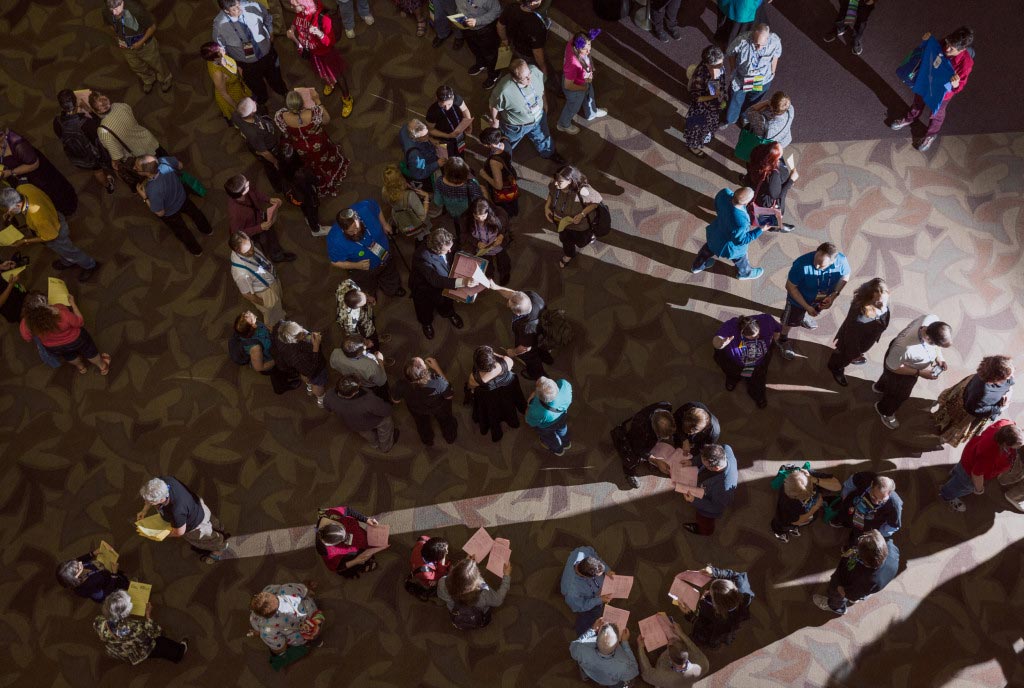 La foule se dirige à l'intérieur de l'auditorium où se déroule l'édition 2015 des Hugo Awards (Photo : Holly Andres / Wired).