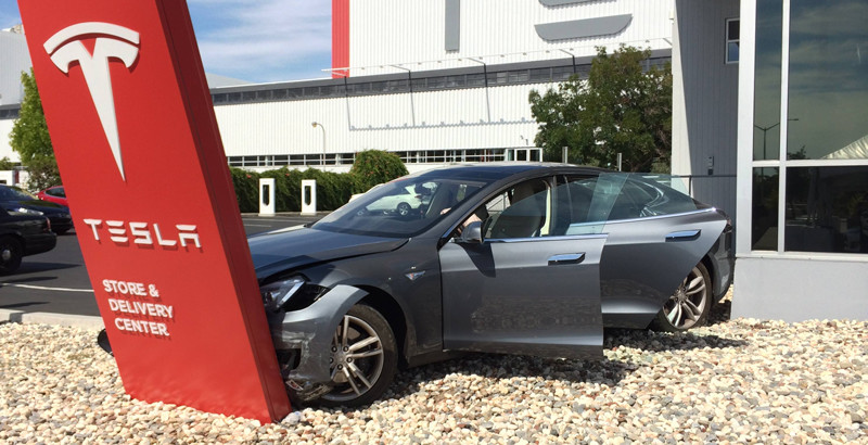 quand le pilote automatique de la tesla fait défaut | branchez-vous