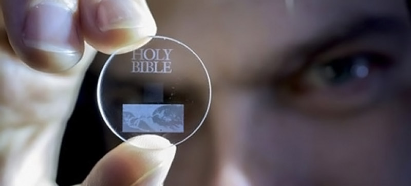 Un verre de quartz dans lequel on retrouve une copie de la Bible. Évidemment, ce support est loin d'être saturé.