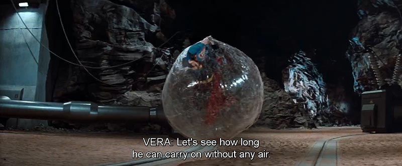 Combien de temps peut-il survivre sans air? J’espère que tu es patiente, Vera, parce que la réponse est : plusieurs jours. Les super-poumons de Superman n’utilisent que très peu d’oxygène. C’est ce qui lui permet de voyager dans l’espace. («Geek anal» est mon super-pouvoir.)