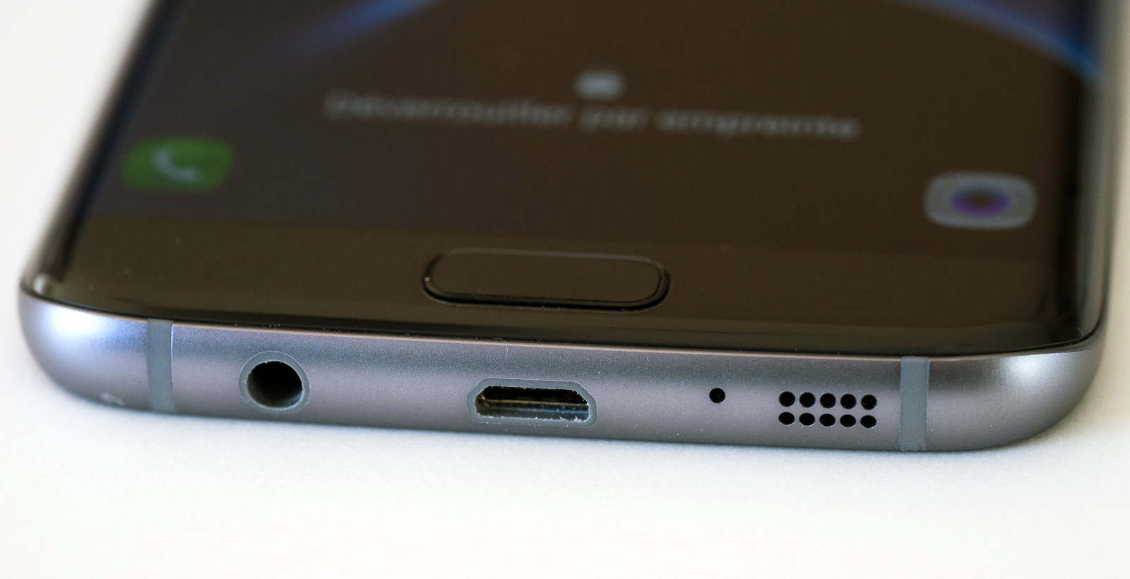 À noter que tant le Galaxy S7 que le S7 Edge arborent un port Micro USB.