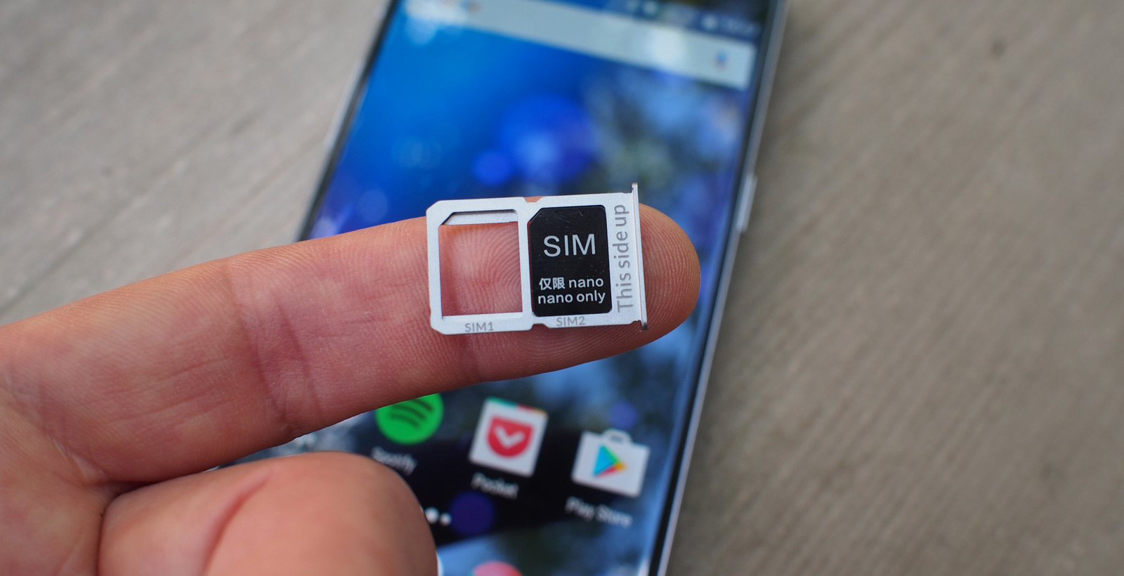 Le OnePlus 3 est notamment pourvu d'un lecteur à double SIM.