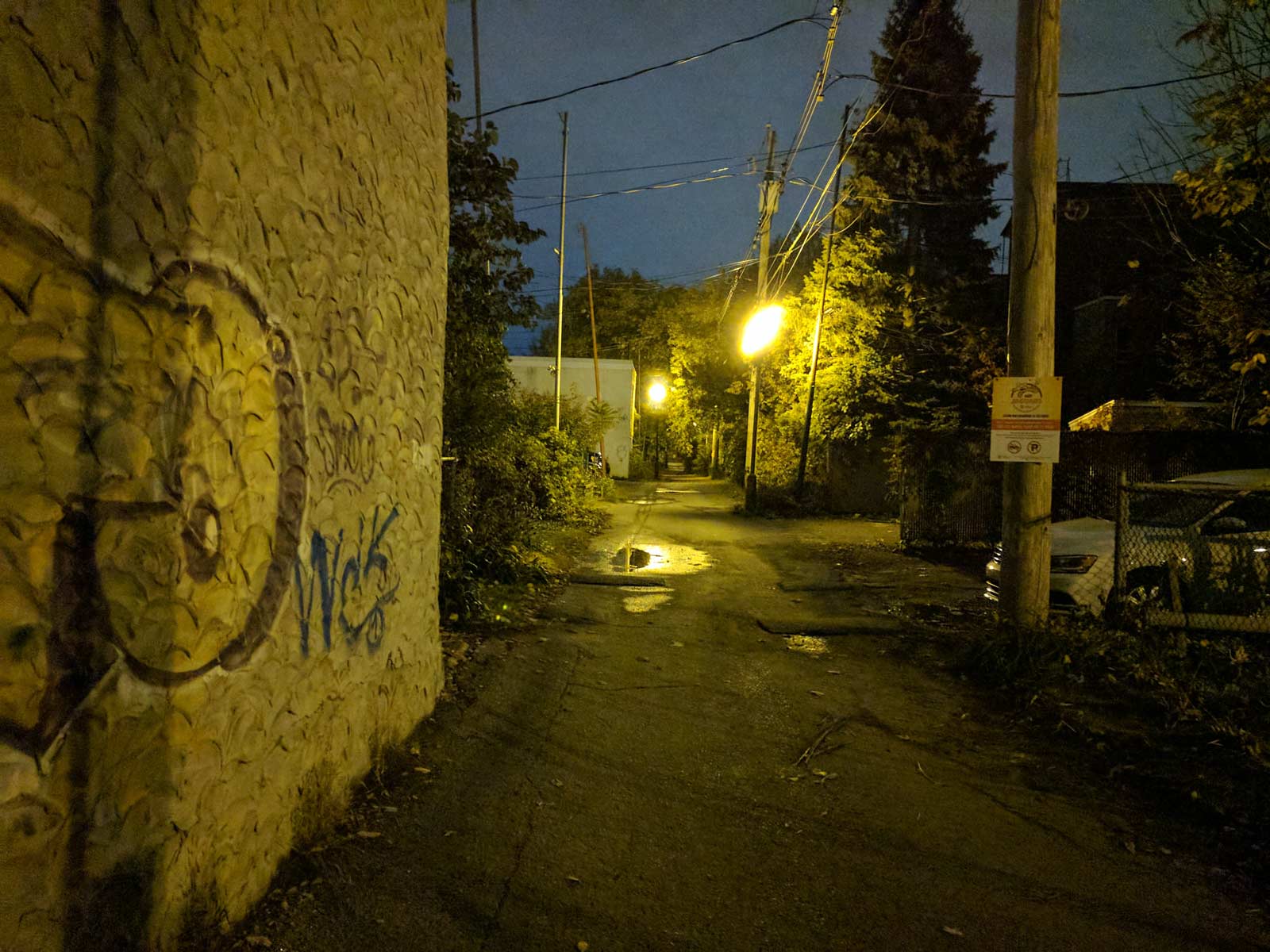 L'éclairage de cette ruelle était beaucoup plus orangé dans la réalité (voir le fichier original).