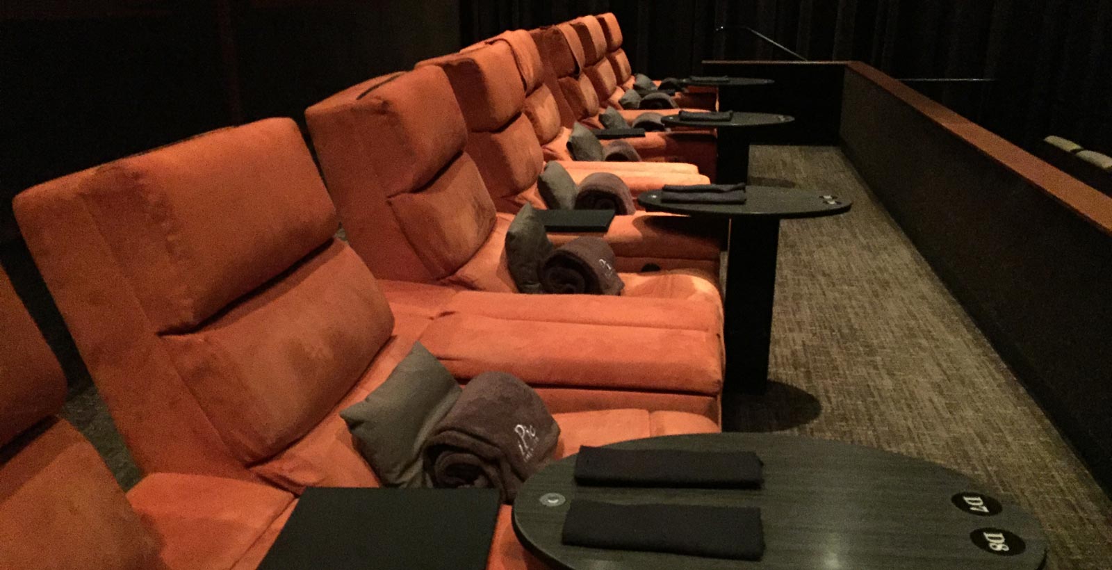 Les banquettes d'une salle de cinéma de la chaîne iPic Entertainment (Photo : Ray Bouknight).