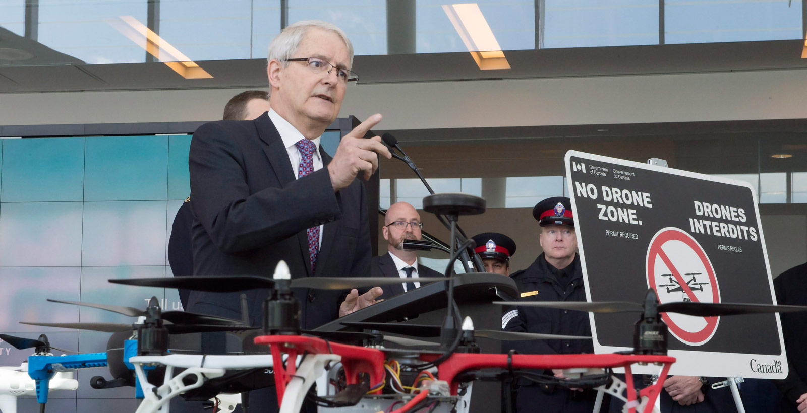 Le ministre des Transports, Marc Garneau, était pas content (Photo : La Presse Canadienne).