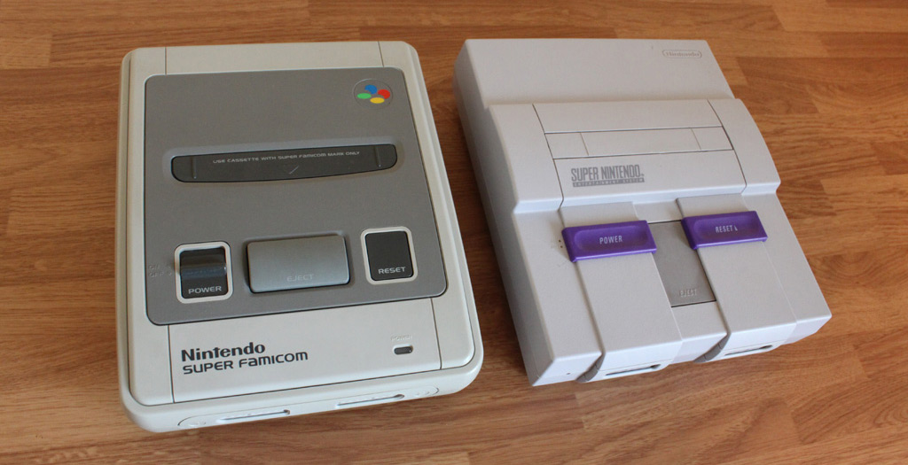 La Super Famicom (dont le look est identique à la SNES en Europe) et la SNES.
