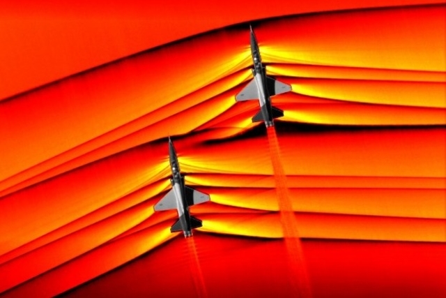 Cette images captée par la NASA montre les ondes de choc causées par deux avions franchissant le mur du son