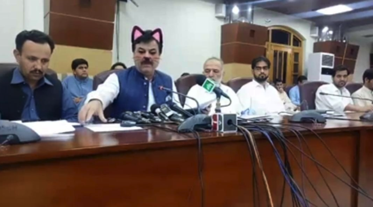 Facebook live : un ministre pakistanais avec des oreilles de chat