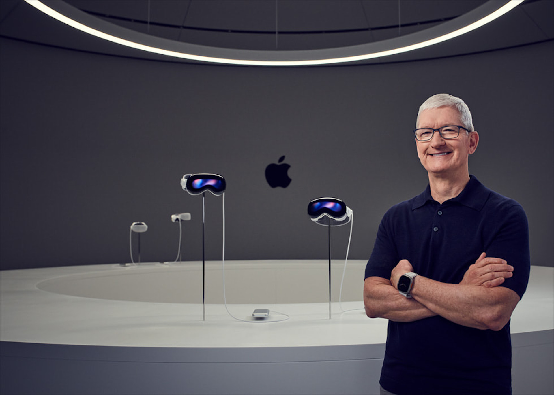 Apple-WWDC23-Tim-Cook-with-Apple-Vision-Pro_big.jpg.large