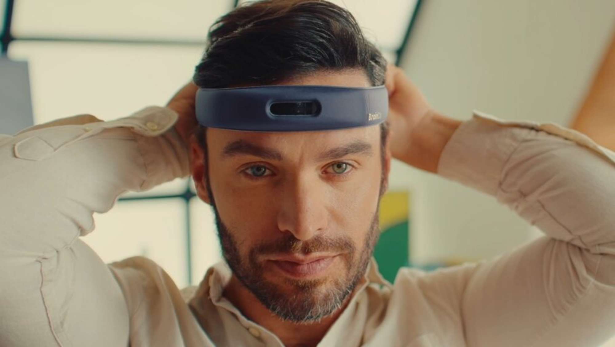 Un homme porte un bandeau BrainCo conçu pour mesurer l’activité cérébrale sans implant.