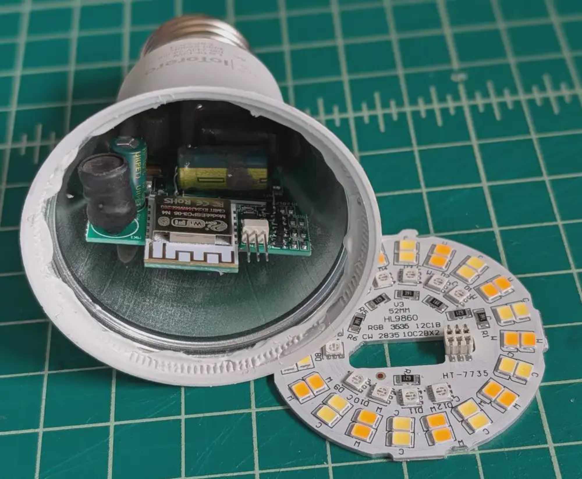 Ampoule connectée ouverte montrant son circuit électronique et sa carte Wi-Fi