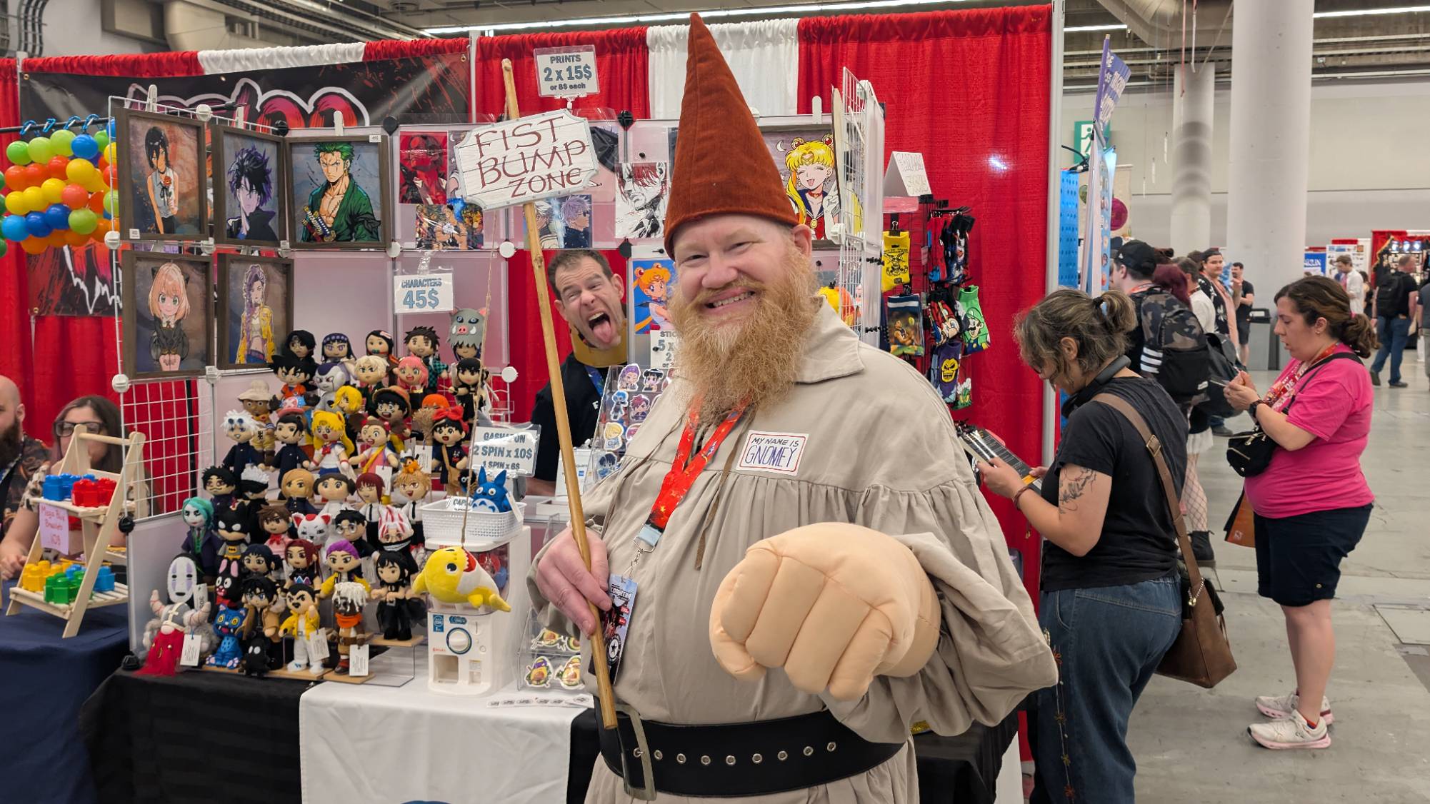 Cosplayers échangeant un fist bump dans le hall du Comiccon de Montréal 2026