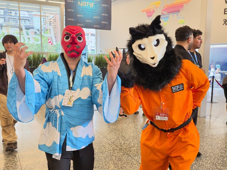 Deux participants en cosplay à Otakuthon 2026, au Palais des congrès de Montréal.