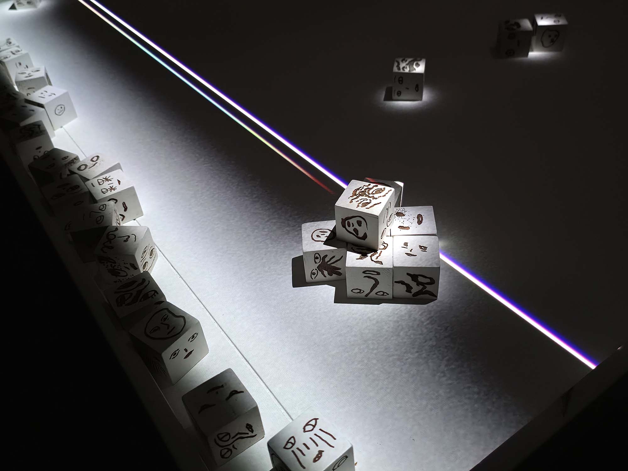 Des cubes illustrés disposés sur la table interactive de Composition.