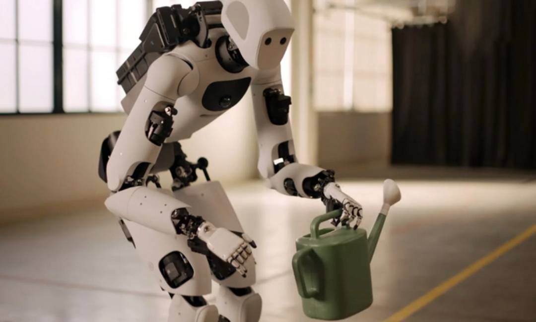 Robot humanoïde se penchant pour saisir un arrosoir avec Gemini Robotics 2