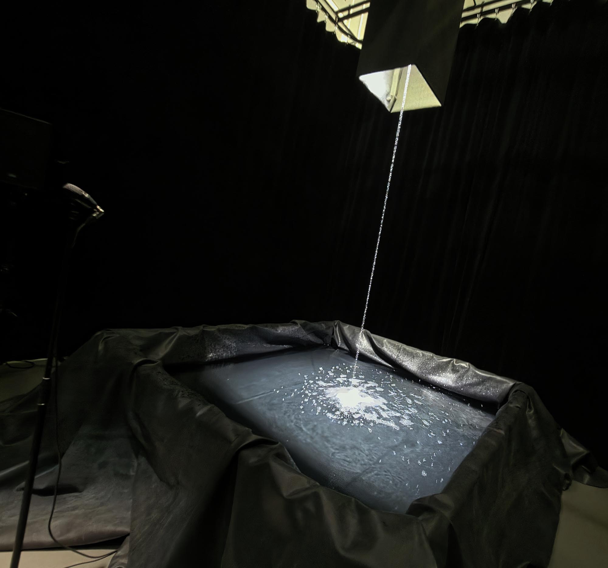 Un filet d’eau tombe dans le bassin d’une installation interactive.
