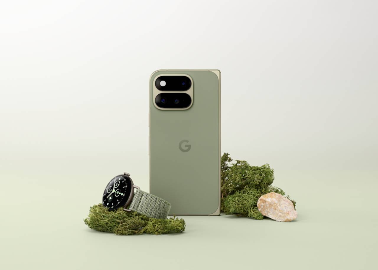 Google Pixel 11 Pro Fold Olive présenté avec une Pixel Watch sur de la mousse verte