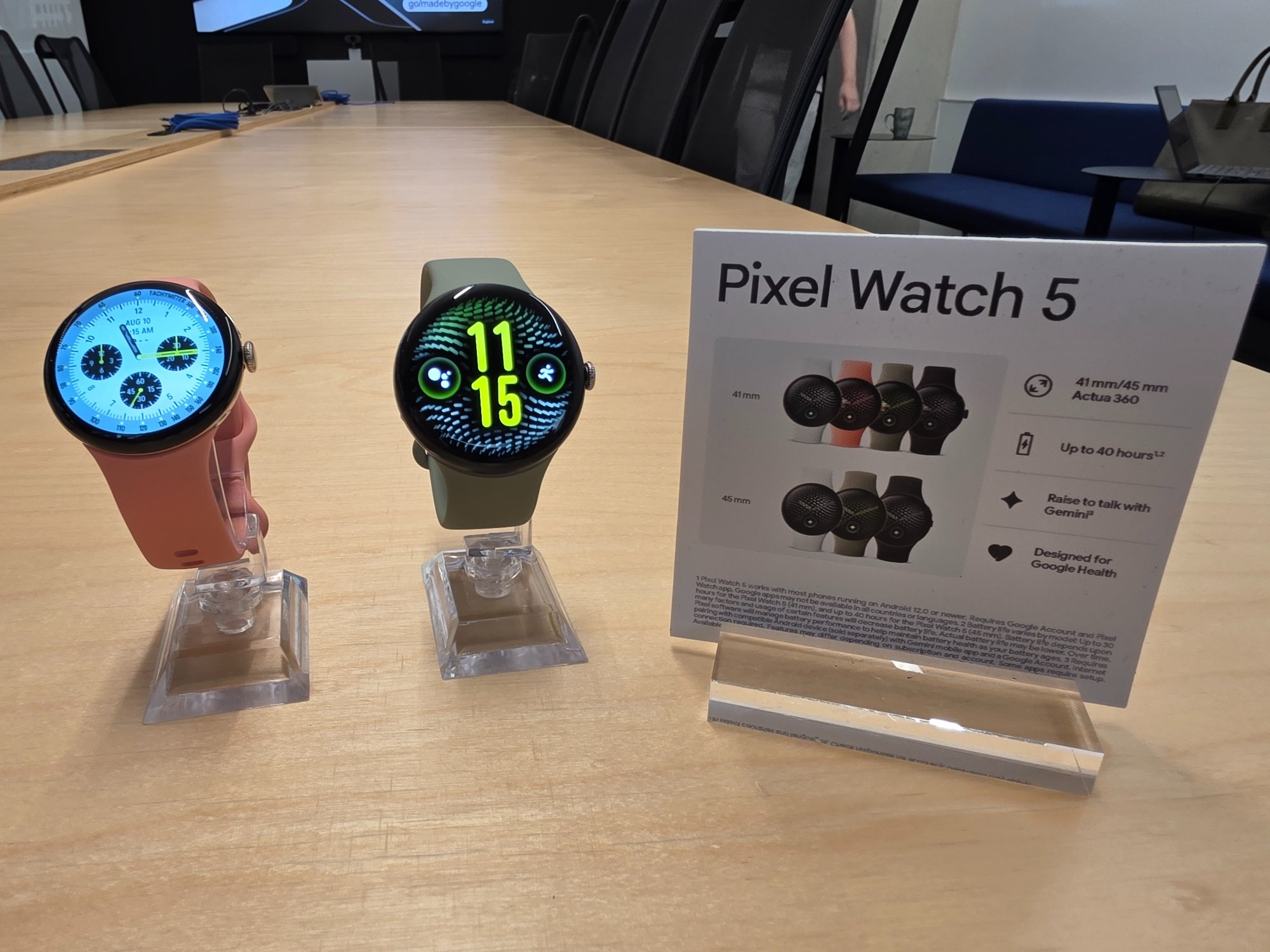 Google Pixel Watch 5 de 41 et 45 mm exposées avec leur fiche de caractéristiques
