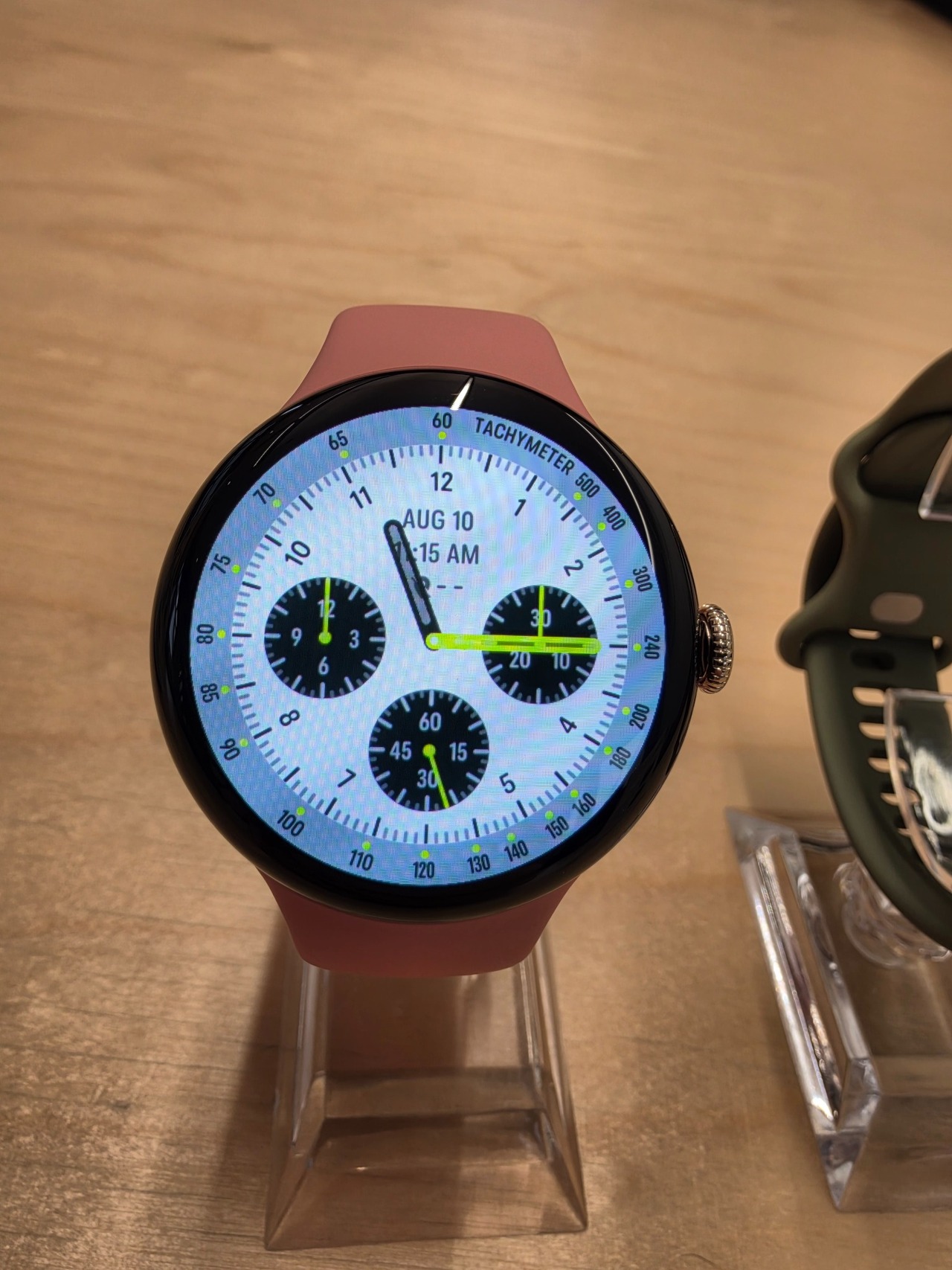 Google Pixel Watch 5 de 41 mm avec bracelet rose cendré et cadran chronographe
