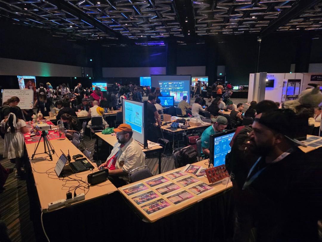 Participants réunis autour des ordinateurs et des tables dans la salle de jeux vidéo d’Otakuthon 2026.