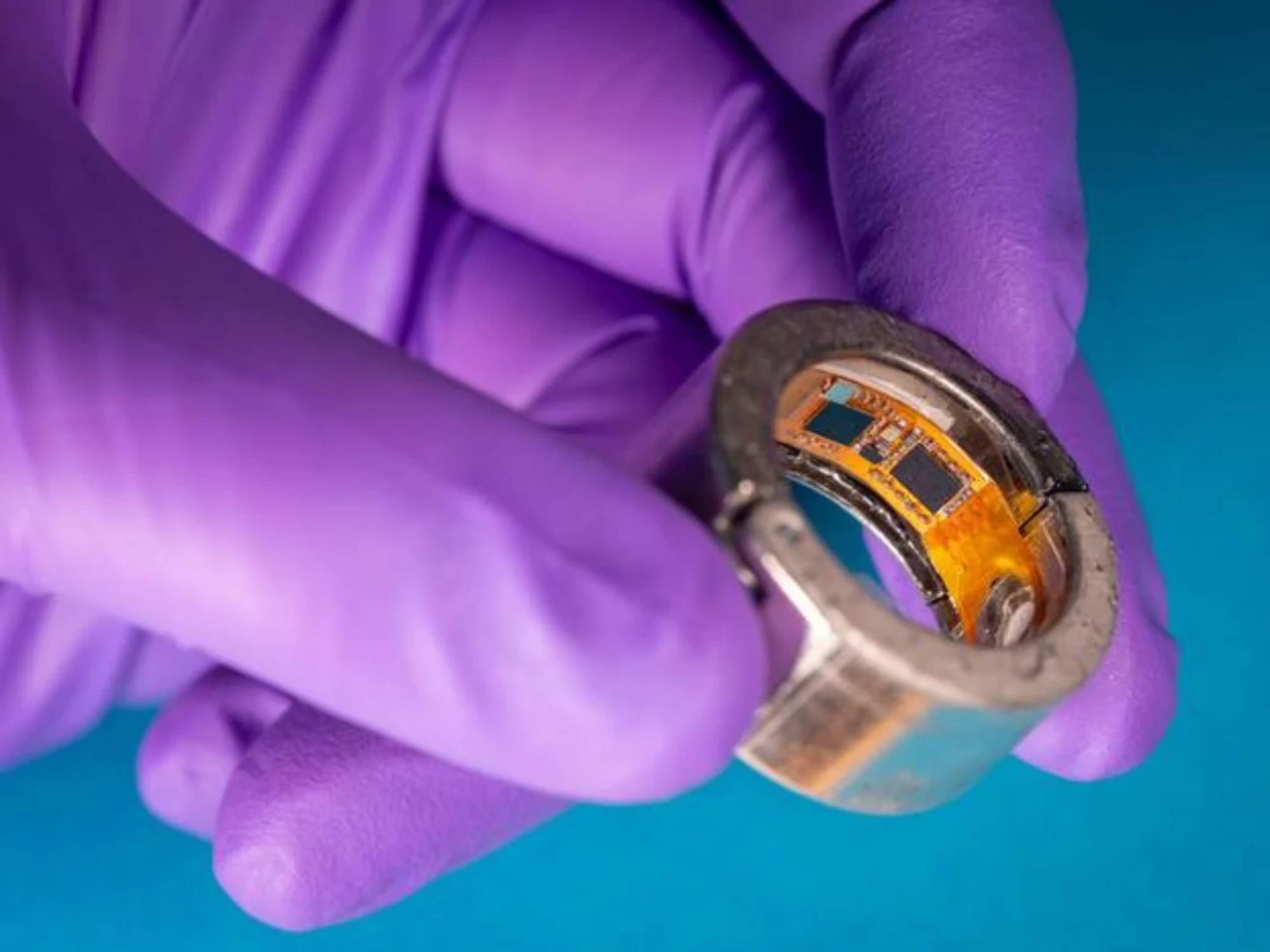 Prototype de la bague connectée CHARM tenu par une main gantée