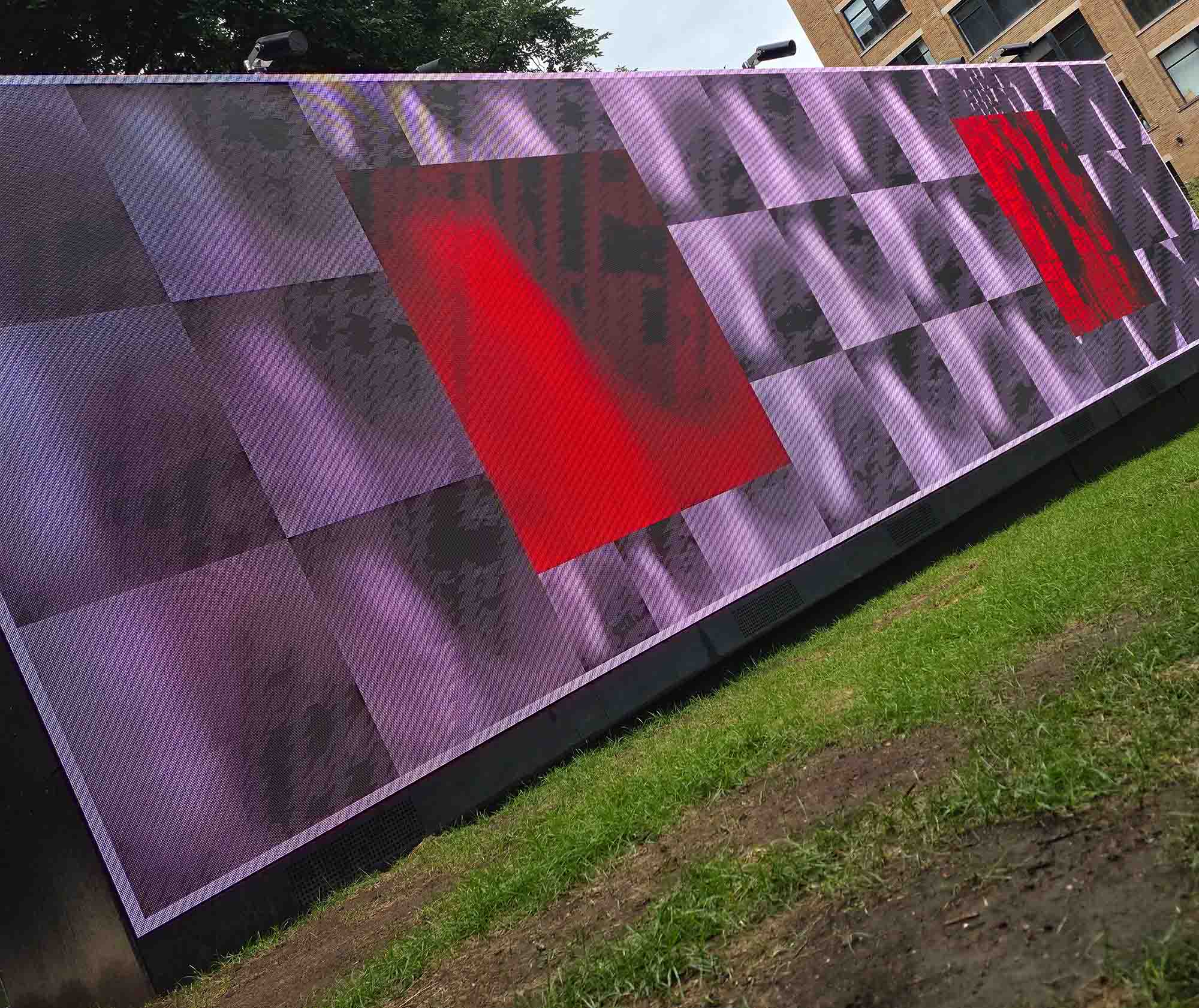 Le mur numérique de Twenty Twenty-Five dans le Quartier des spectacles.