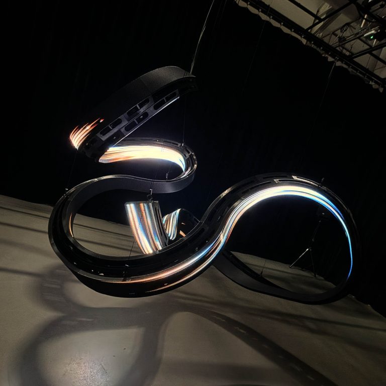 La sculpture lumineuse UNFOLD de Myriam Bleau au Village Numérique 2026.
