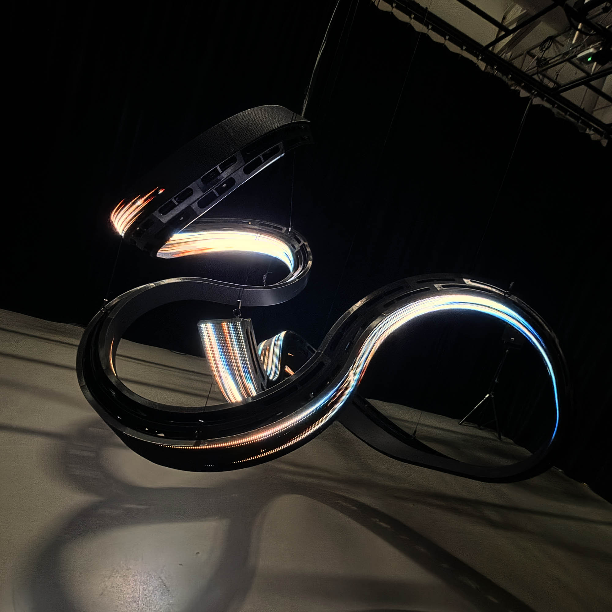La sculpture lumineuse UNFOLD de Myriam Bleau au Village Numérique 2026.