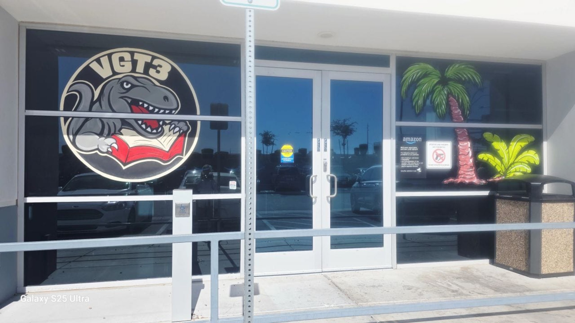 Entrée de l’installation Amazon VGT3 à Las Vegas avec son logo représentant un dinosaure lisant un livre