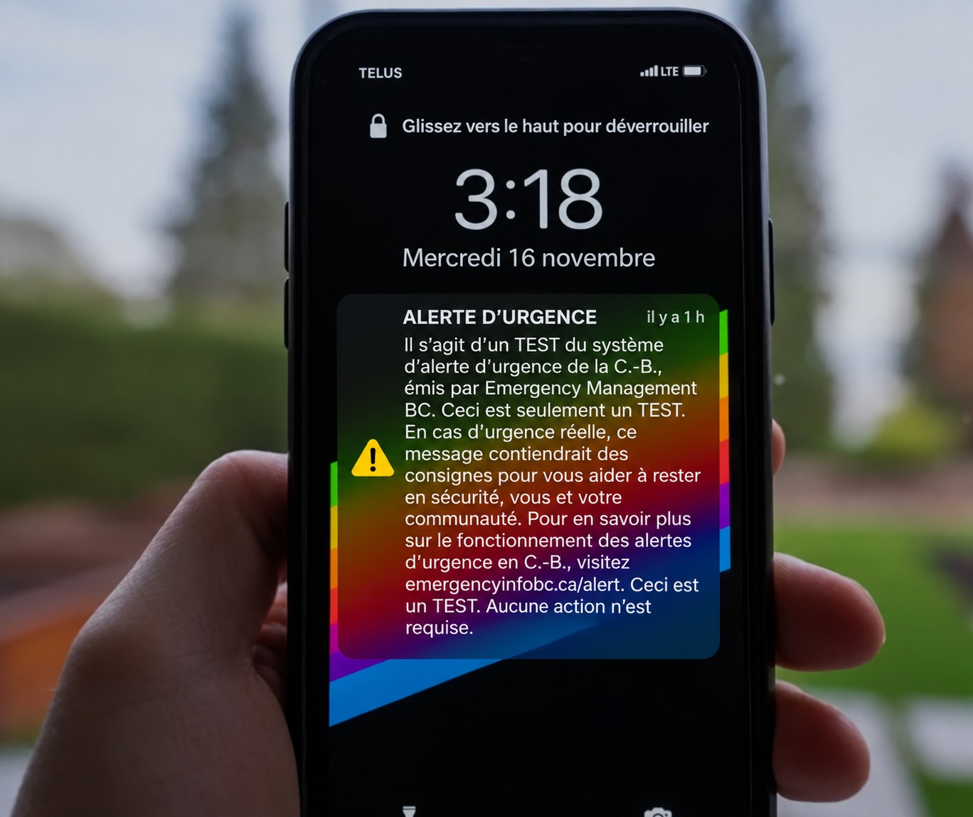 Téléphone intelligent affichant en français une notification d'alerte d'urgence au Canada.