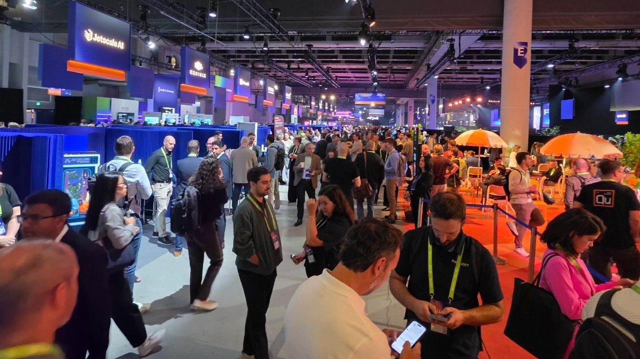 Participants et exposants dans le salon ALL IN Montréal 2026 consacré à l’intelligence artificielle.