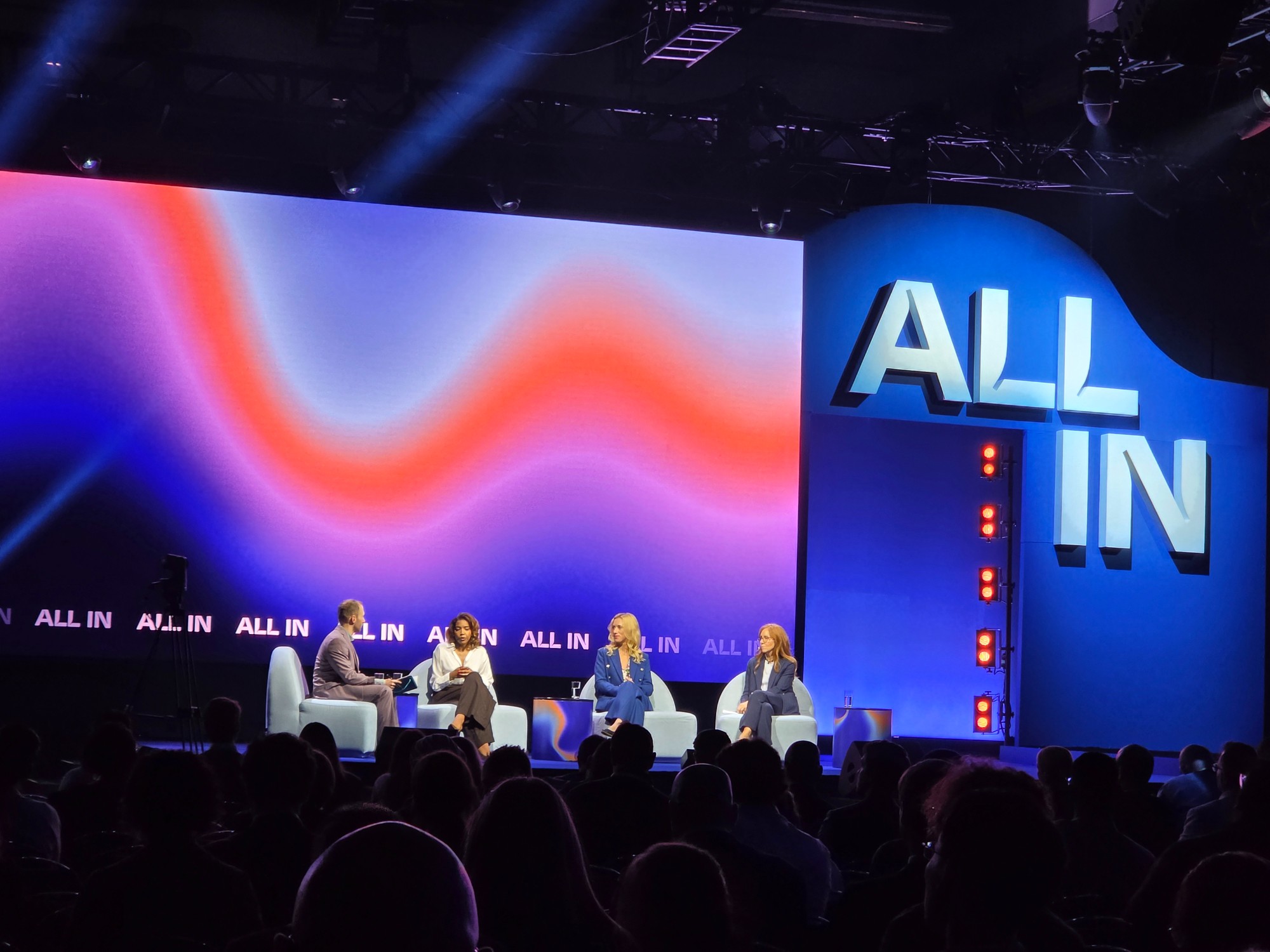 Panel sur la confiance, la responsabilité et la gouvernance de l’intelligence artificielle à ALL IN Montréal 2026.