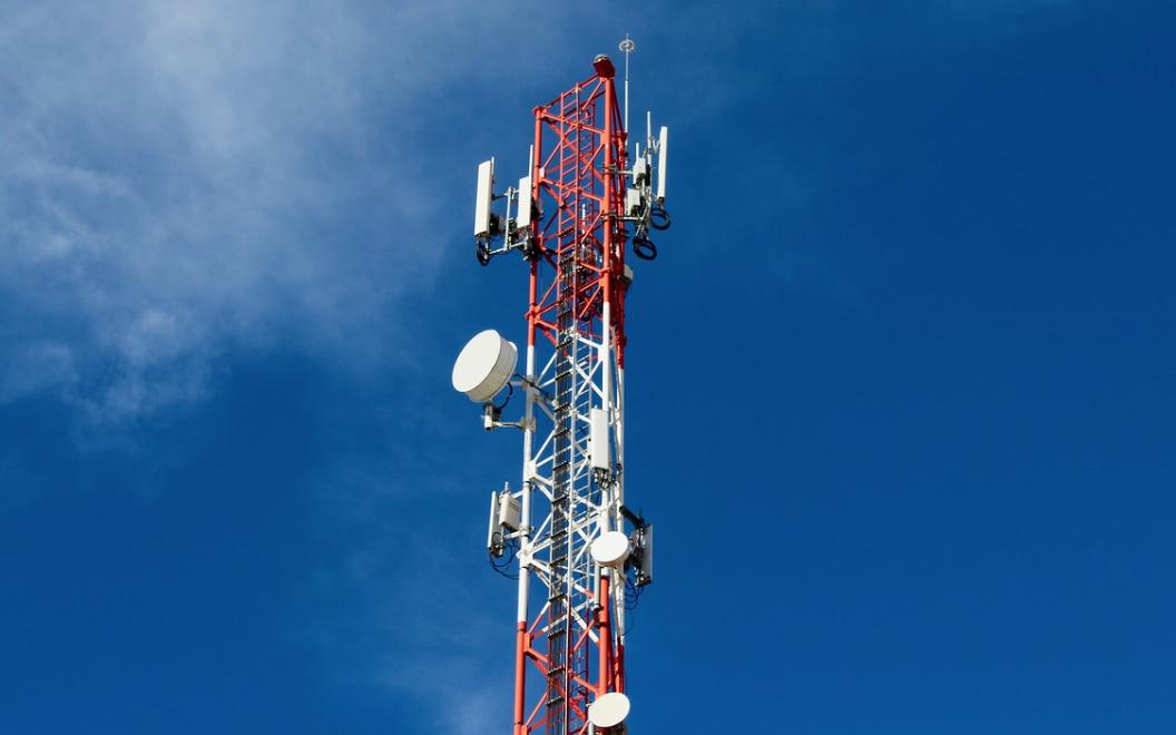 Tour de télécommunications équipée de plusieurs antennes cellulaires.