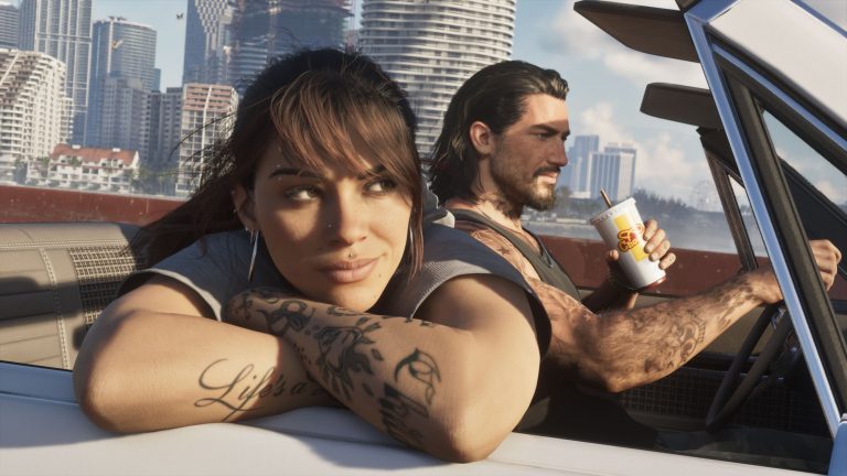 Lucia se penche à la fenêtre d’une voiture conduite par Jason devant les immeubles de Vice City dans GTA VI.
