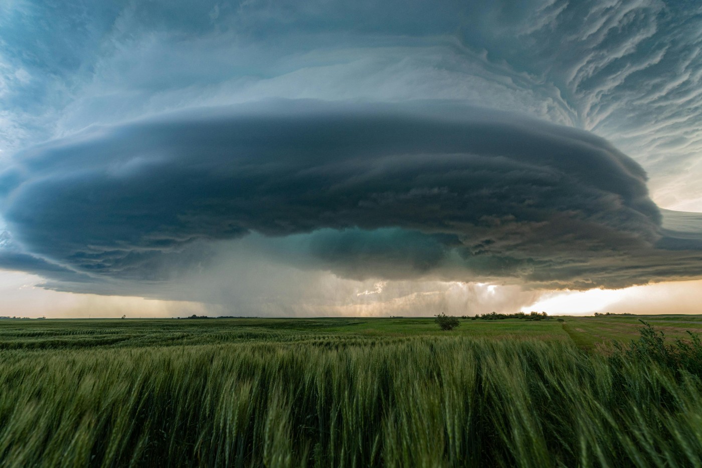 Impressionnants nuages d'orage au-dessus d'un paysage rural de la Saskatchewan, au Canada.