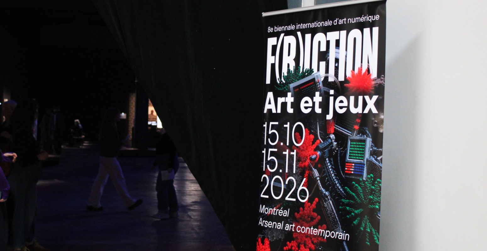 Bannière de F(R)ICTION : Art et jeux, 8e Biennale internationale d’art numérique d’ELEKTRA, à l’entrée de l’Arsenal art contemporain à Montréal.