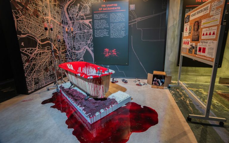 Baignoire couverte de faux sang dans la zone consacrée à Richard Chase, à l’exposition In the Mind of a Serial Killer.