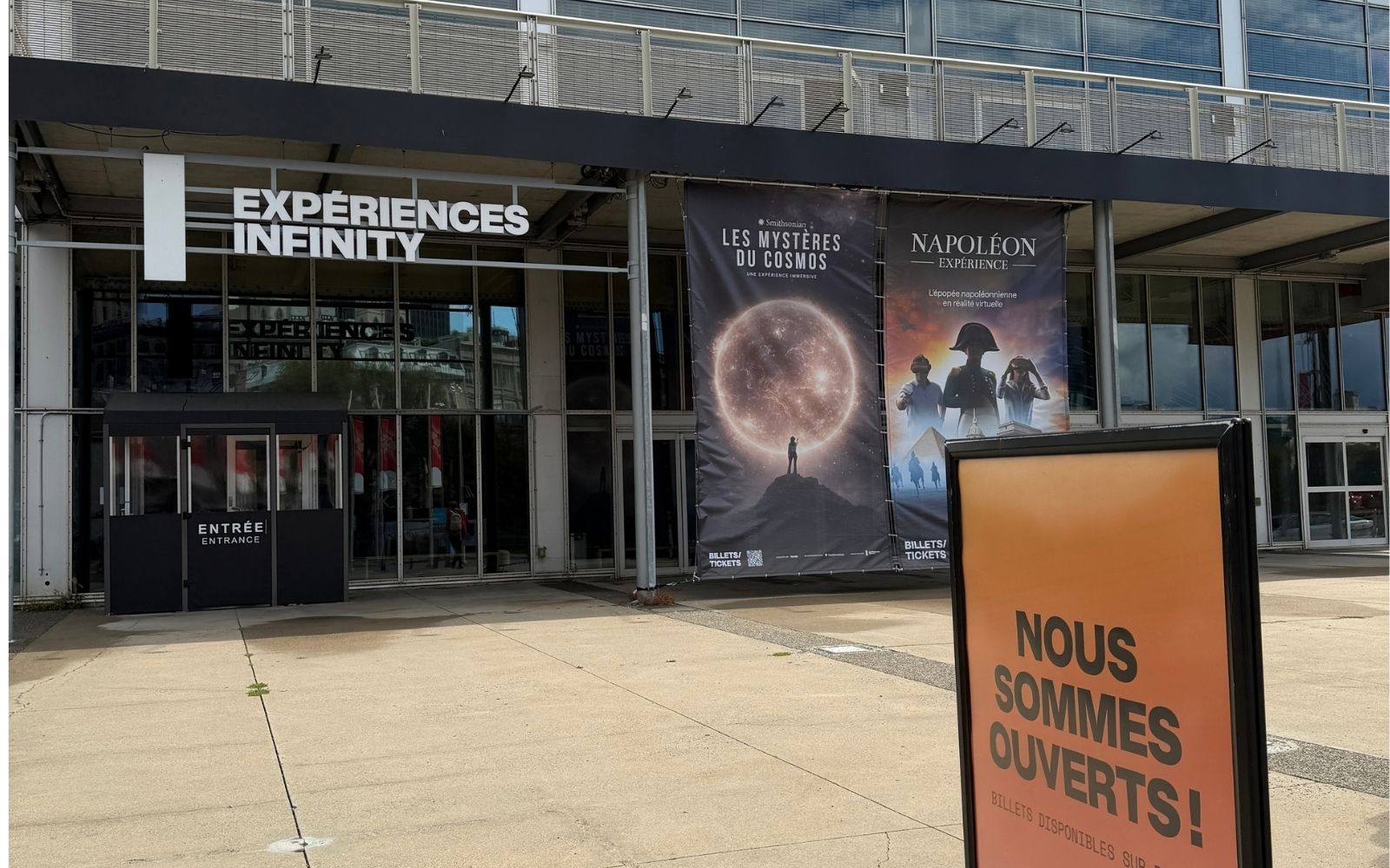 Entrée d’Expériences Infinity, où est présentée l’expérience de réalité virtuelle sur Napoléon.