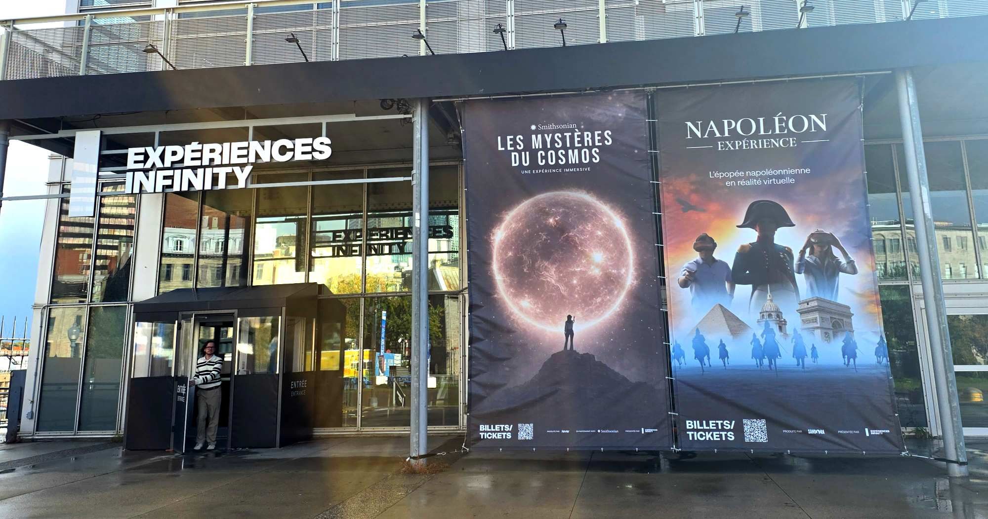 Façade d'Expériences Infinity au Vieux-Port de Montréal avec les affiches des expositions Les Mystères du Cosmos et Napoléon.