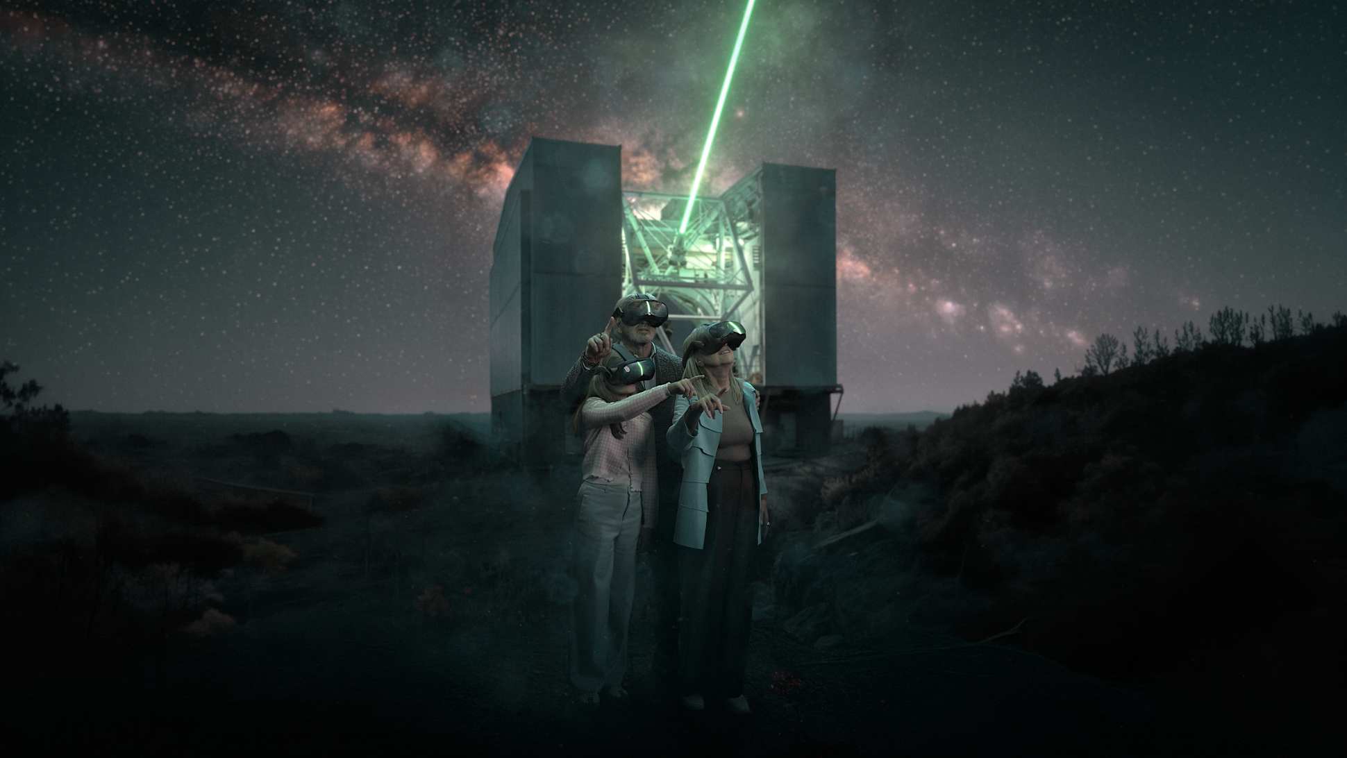 Trois visiteurs équipés de casques VR devant un grand observatoire astronomique projetant un faisceau lumineux vert vers le ciel étoilé.