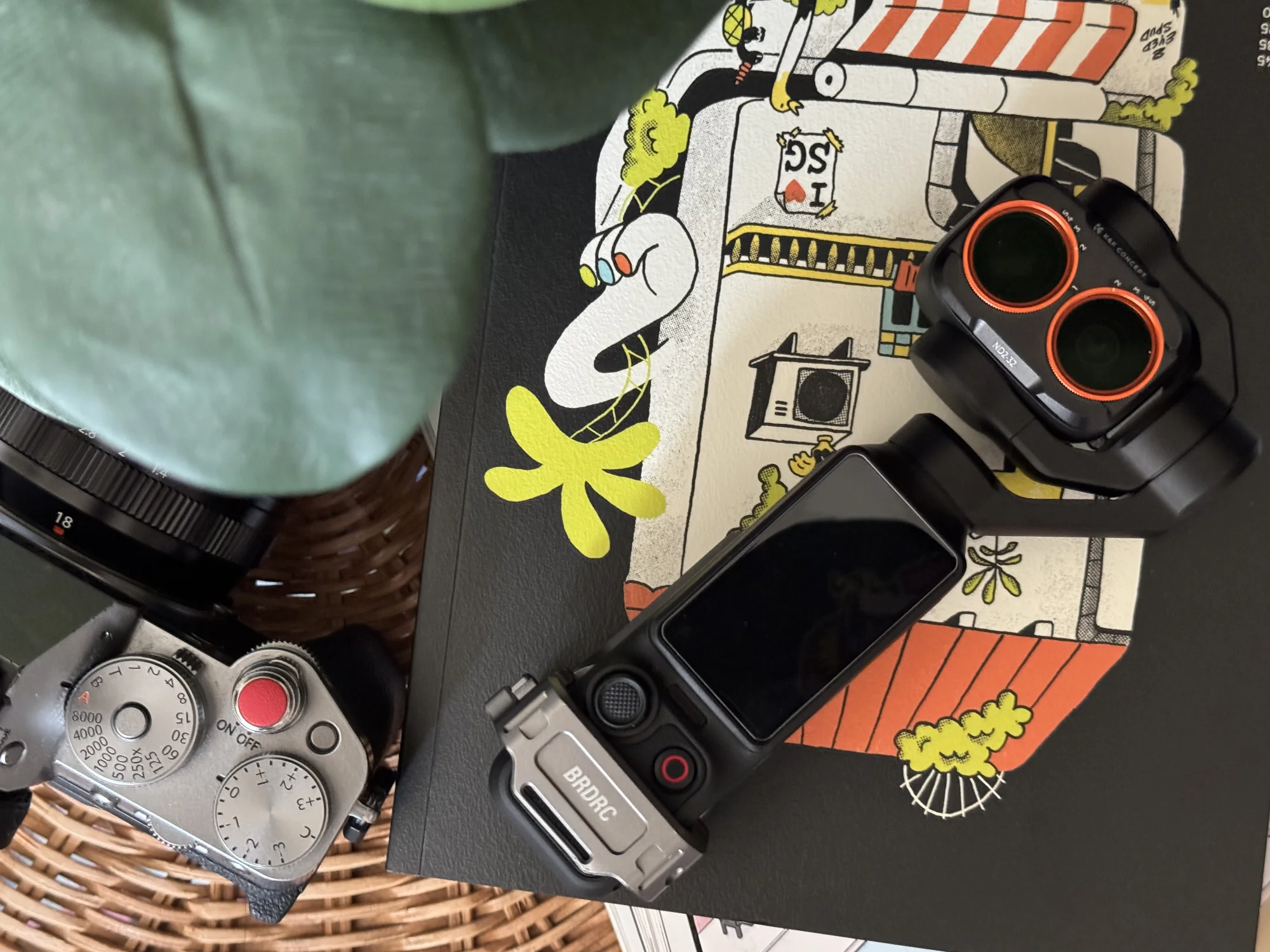 camera osmo pocket 4p posé sur une table