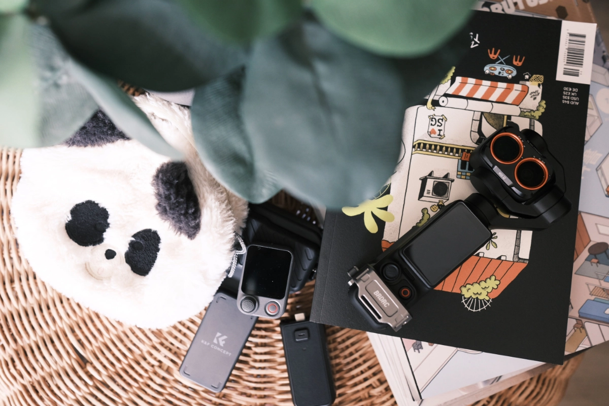 camera osmo pocket 4p posé sur une table avec le kit combo et ses accessoires