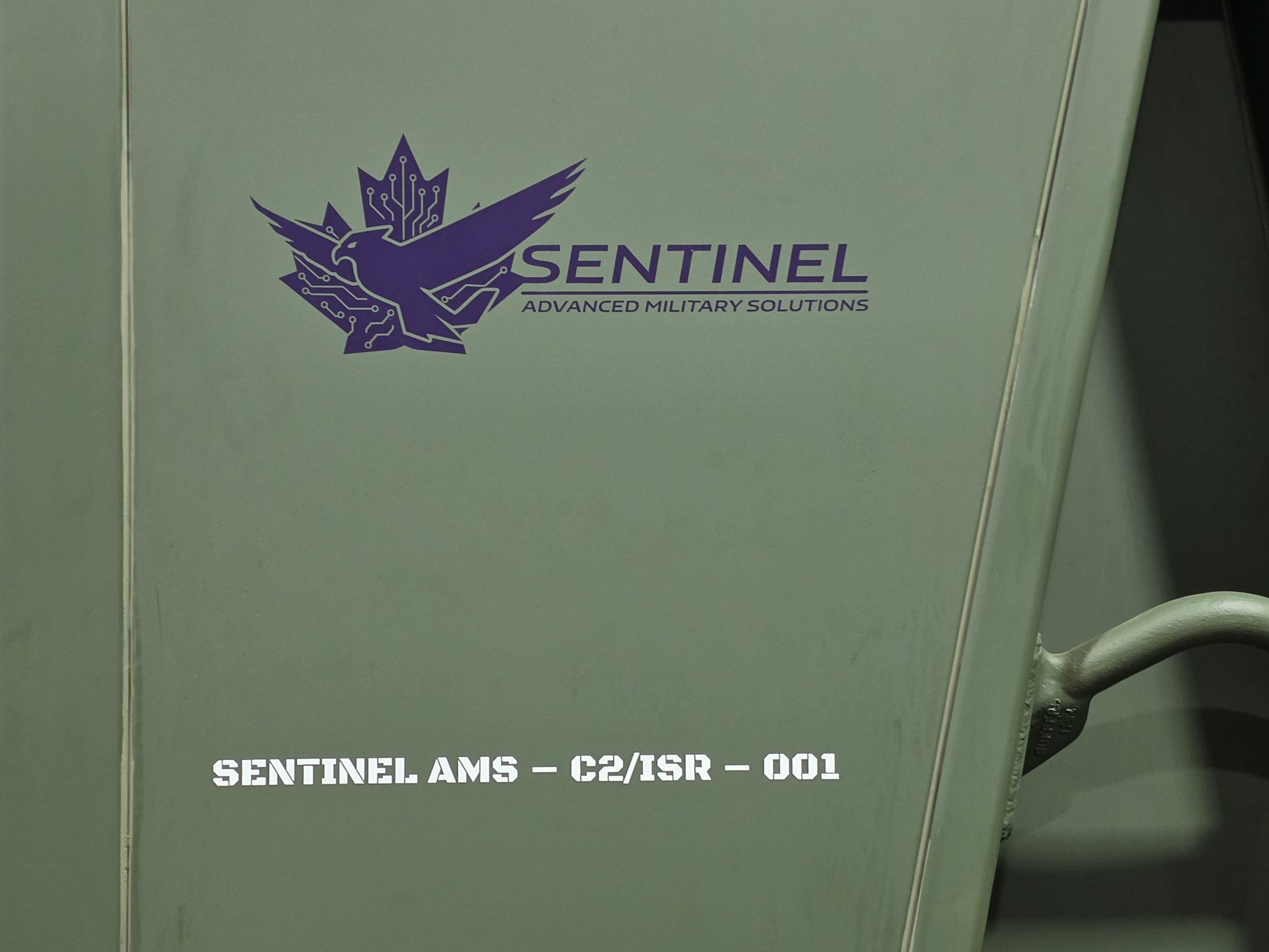 Porte du prototype C2 ISR 001 de Sentinel Advanced Military Solutions à Châteauguay