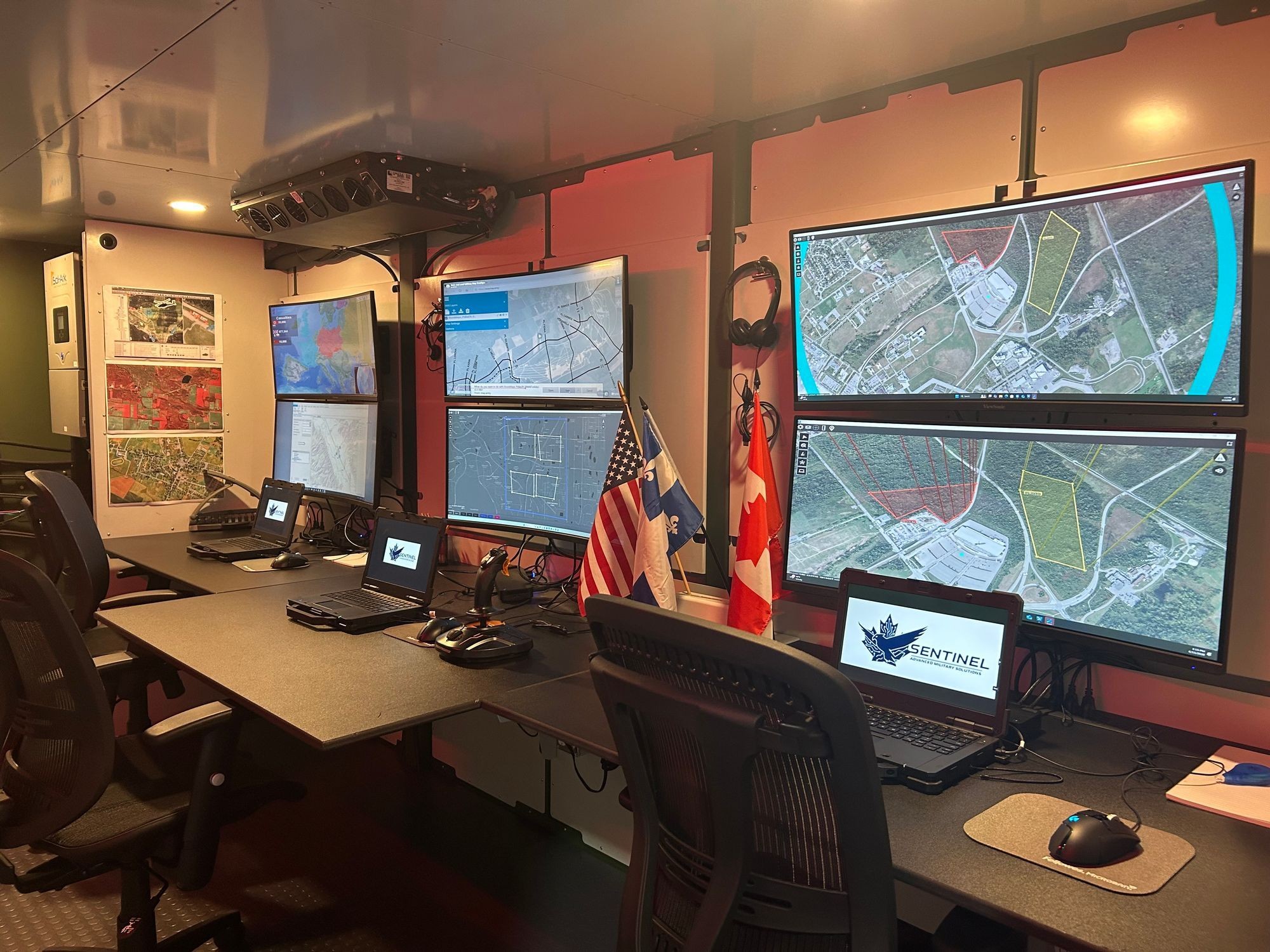 Centre de commandement C2/ISR de Sentinel avec écrans cartographiques et commandes de drones